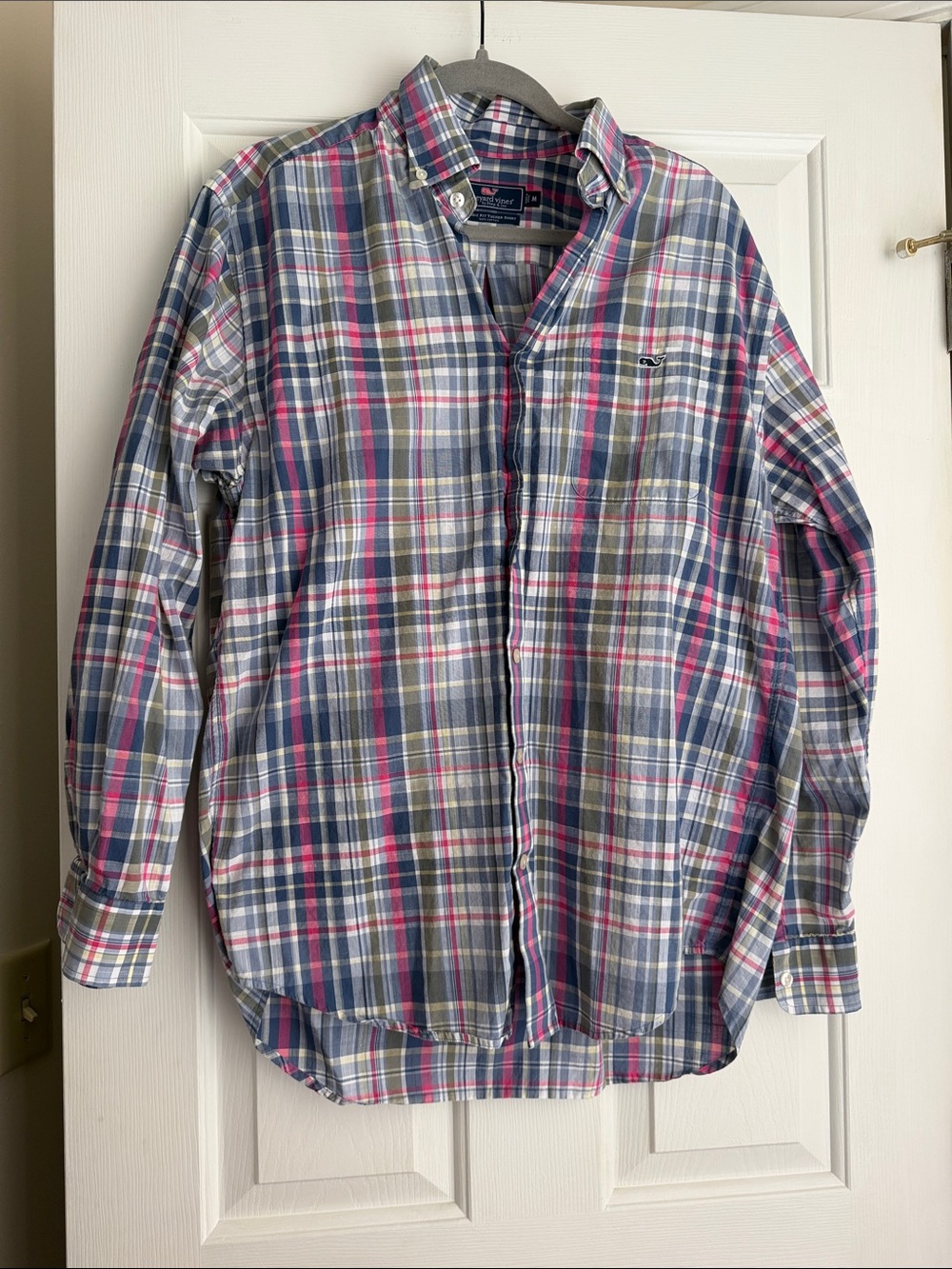 Vineyard Vines men’s classic fit Tucker Shirt. Size M. Blue/ pink plaid.